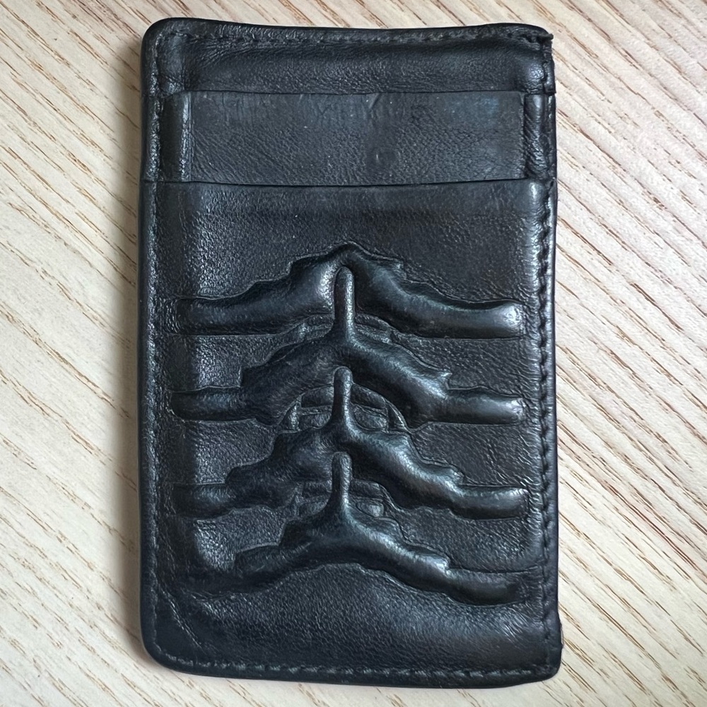 ALEXANDER MCQUEEN Ribcage Embossed Black Leather Card Holder - Picture 3 of 9